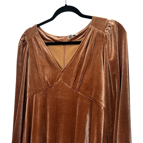 Baltic Born Erika Velvet Dress - Picture 5 of 11